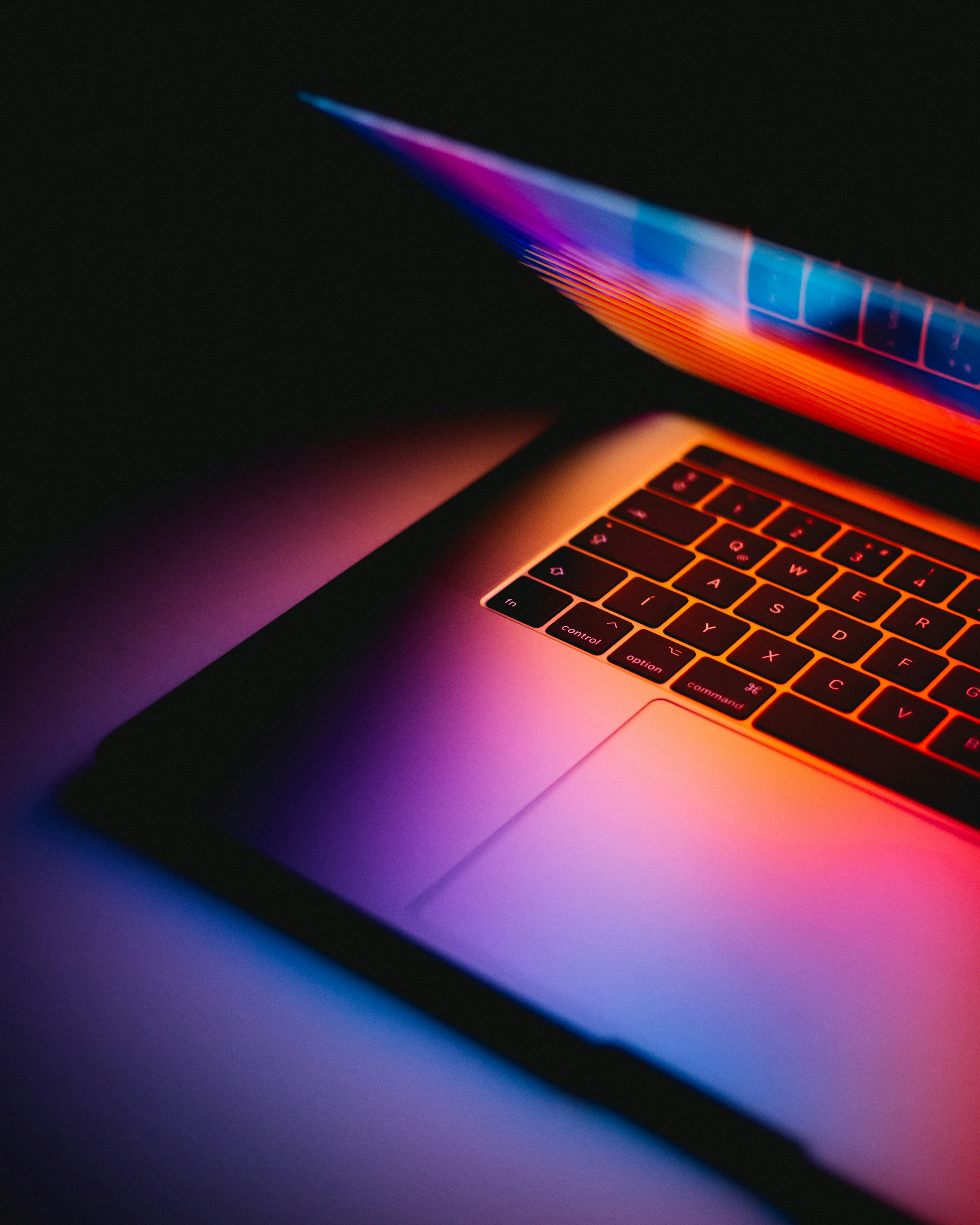 Ноутбук MacBook с открытым экраном браузера