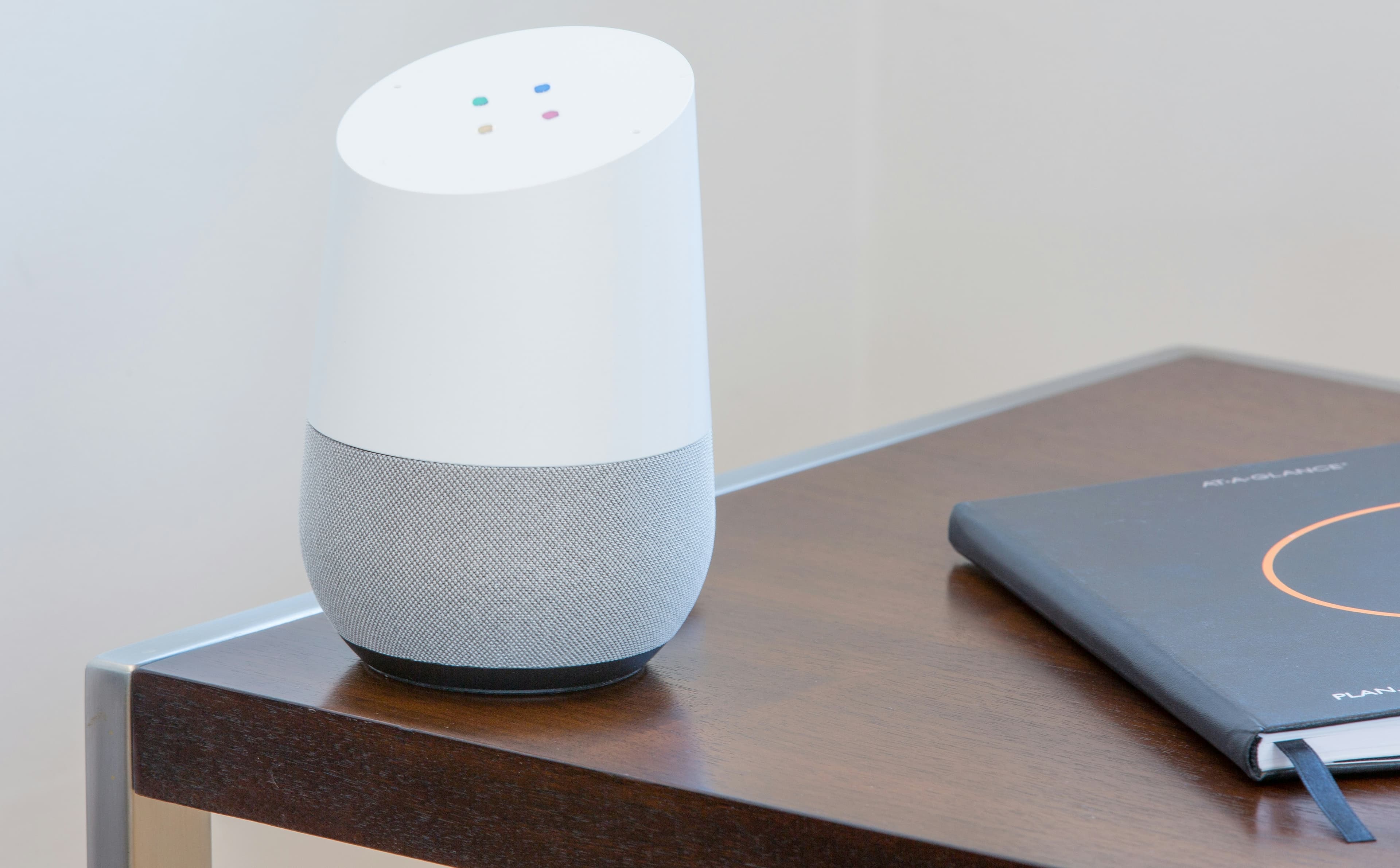 Умная колонка Google Home на столе