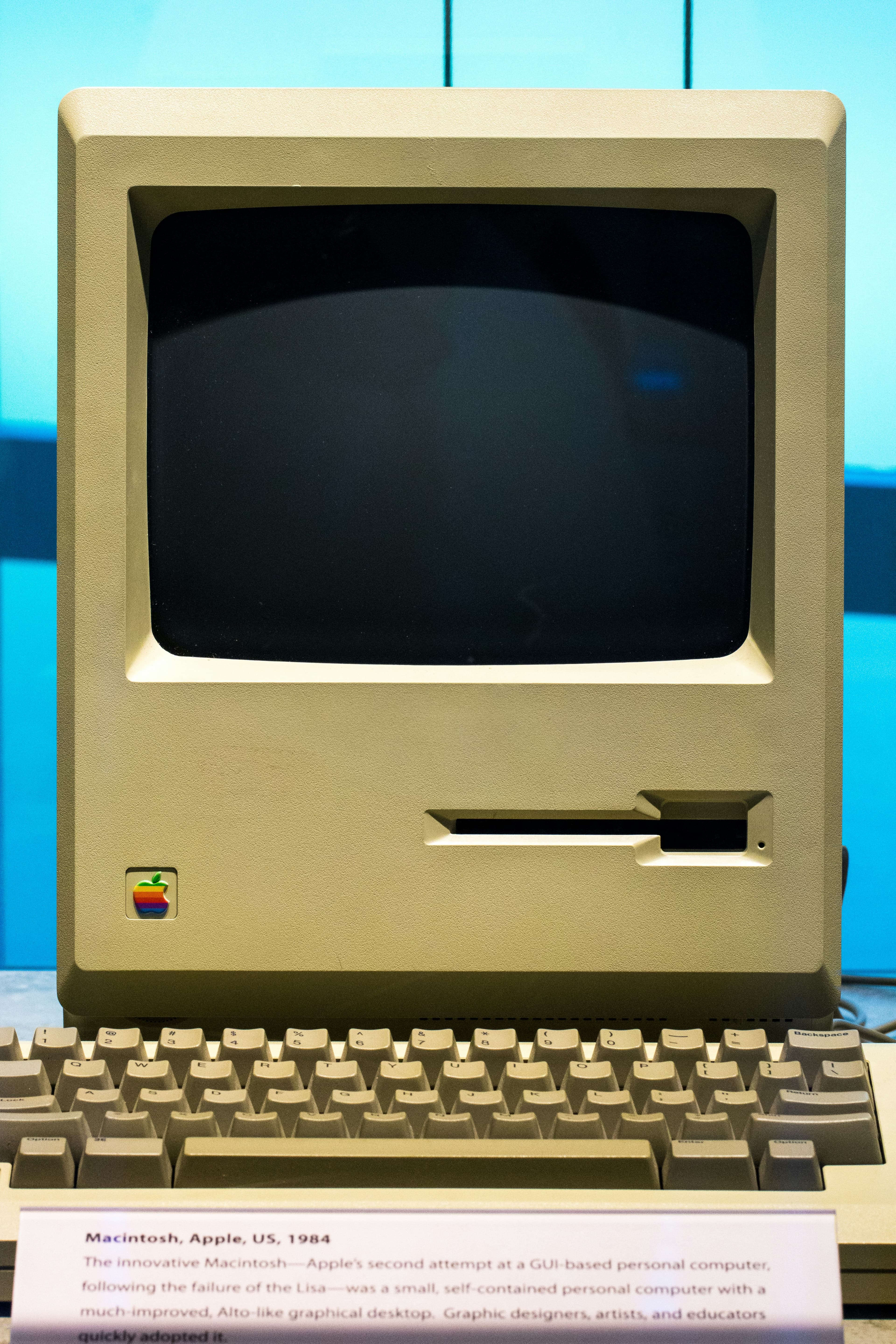 Винтажный монитор Macintosh на столе