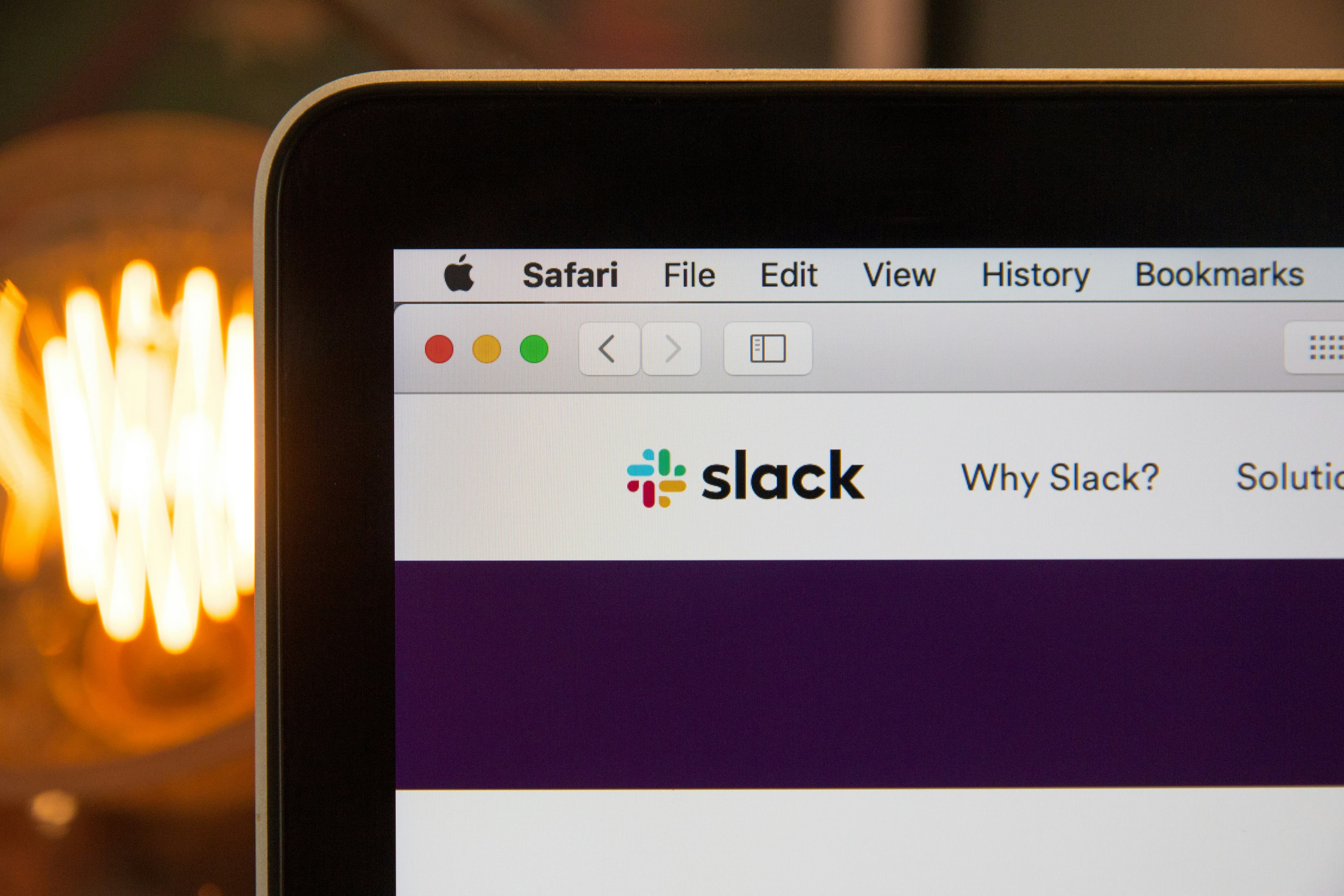 Логотип мессенджера Slack на экране устройства