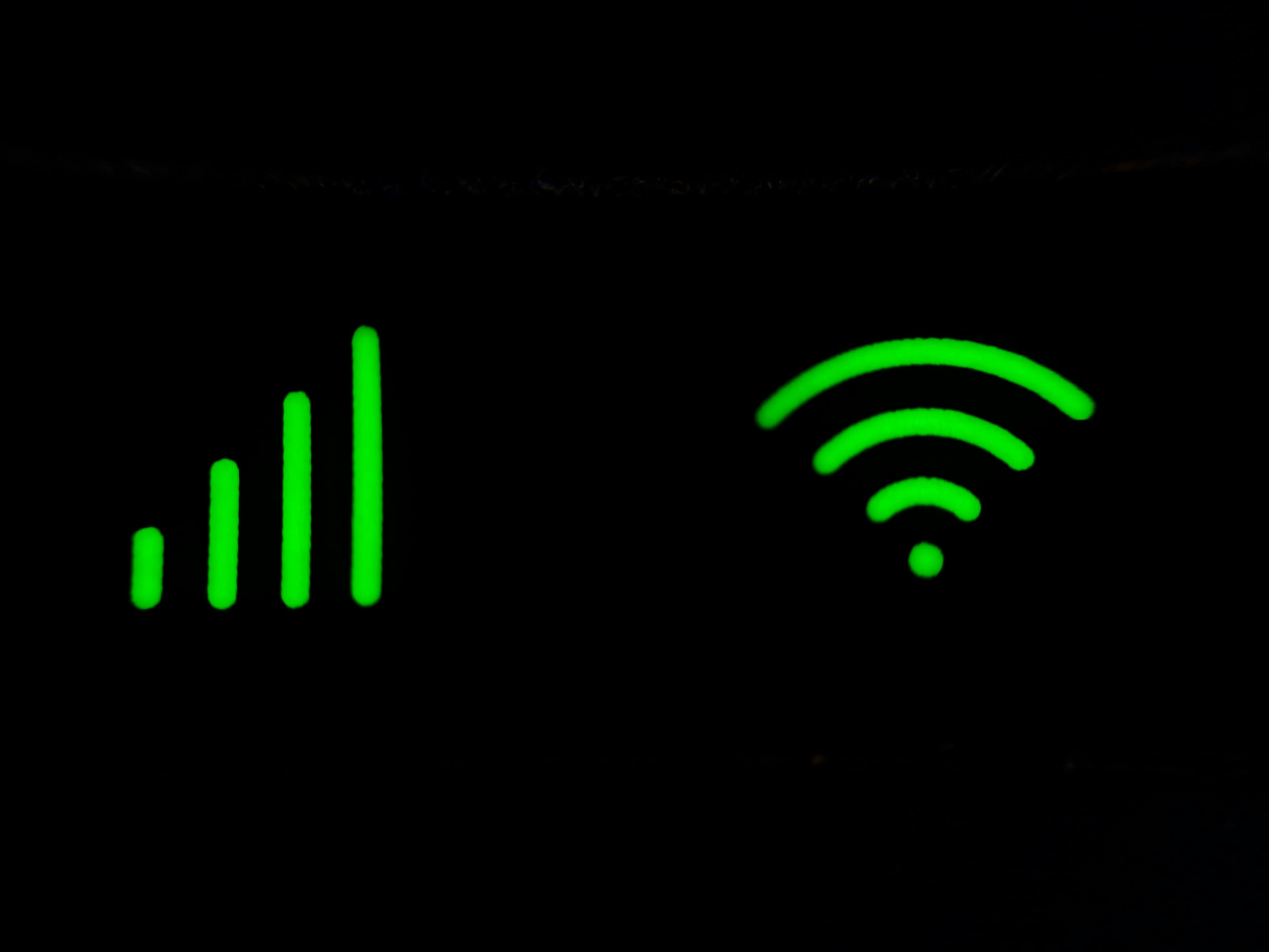 Зелёные индикаторы уровня сигнала и значок Wi-Fi на тёмной панели роутера — проверка работы и безопасности домашней беспроводной сети