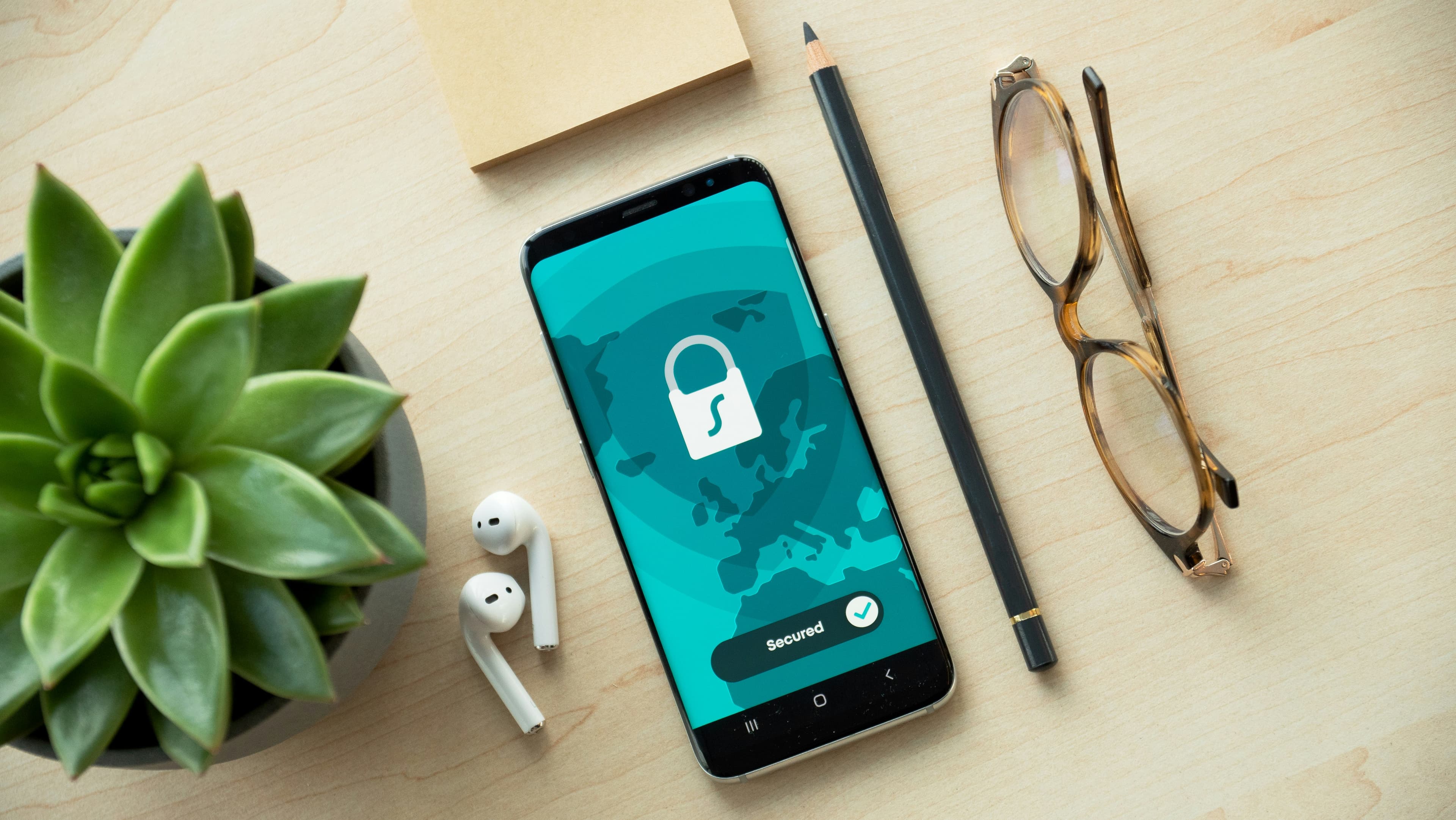 Смартфон с иконкой замка безопасности на экране — двухфакторная аутентификация