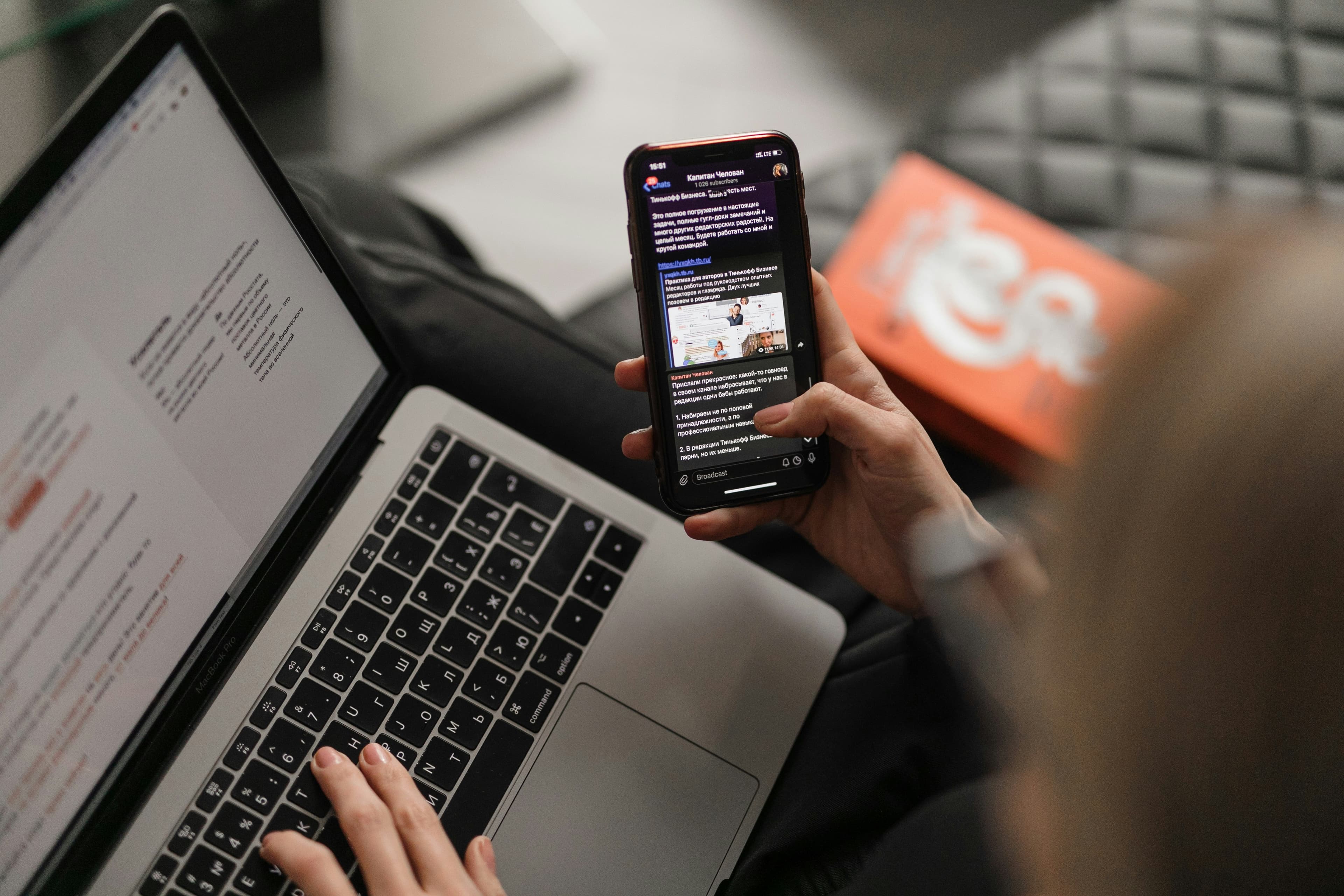 Смартфон и ноутбук рядом друг с другом на столе