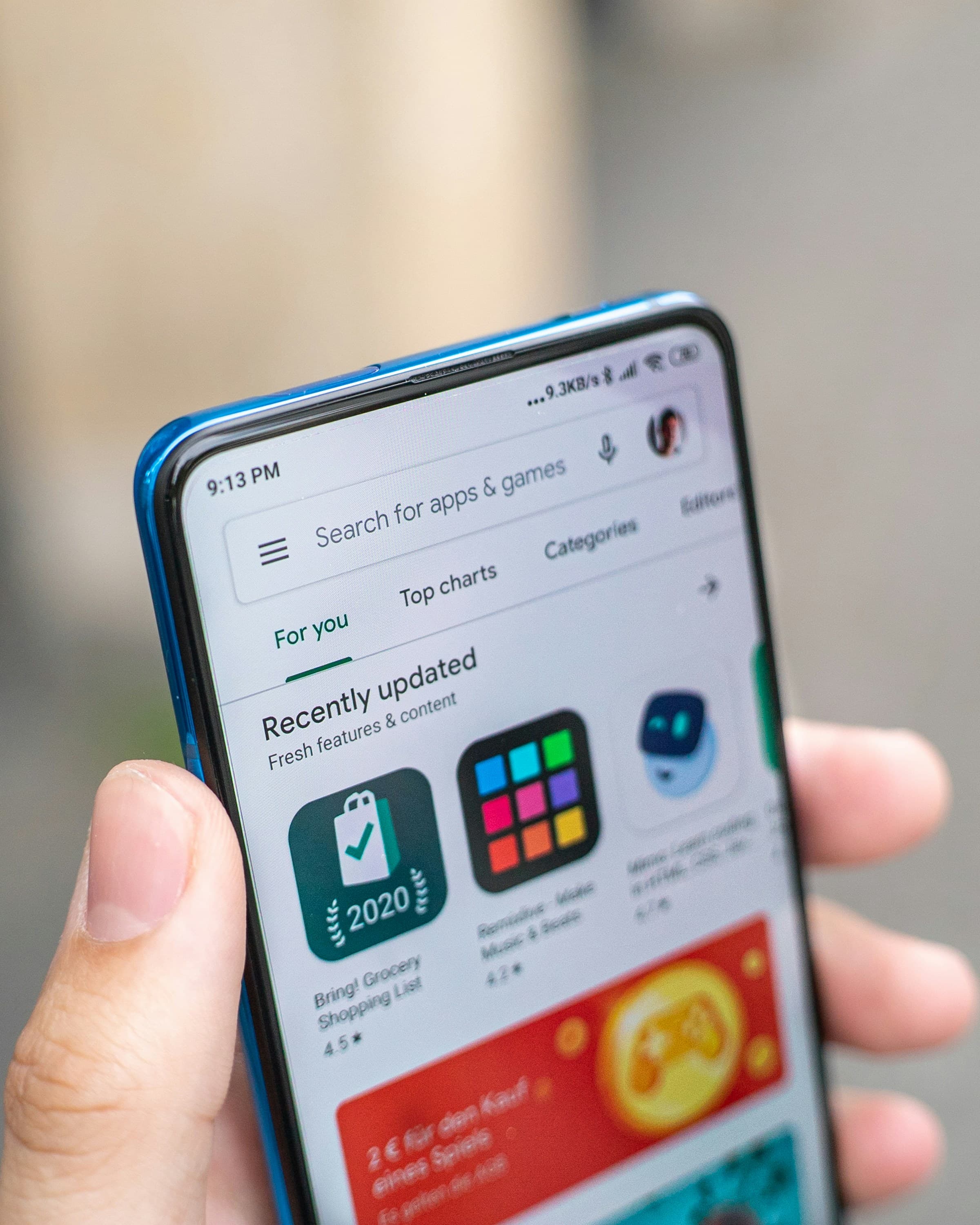 Смартфон с открытым Google Play Store