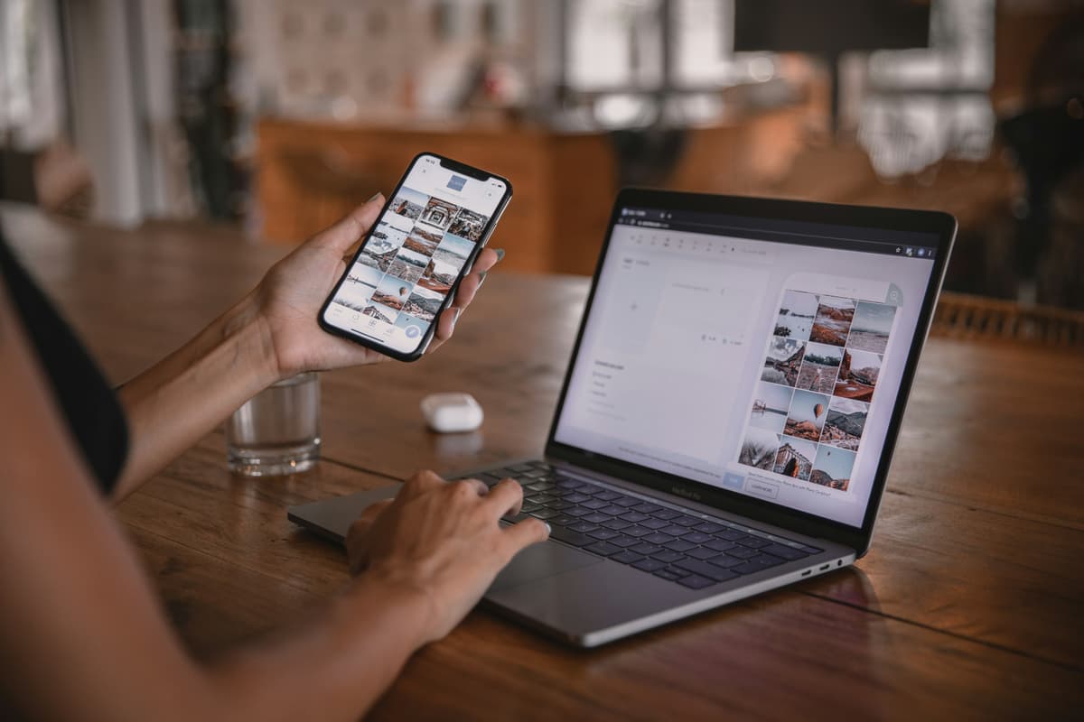 Смартфон и ноутбук рядом на столе