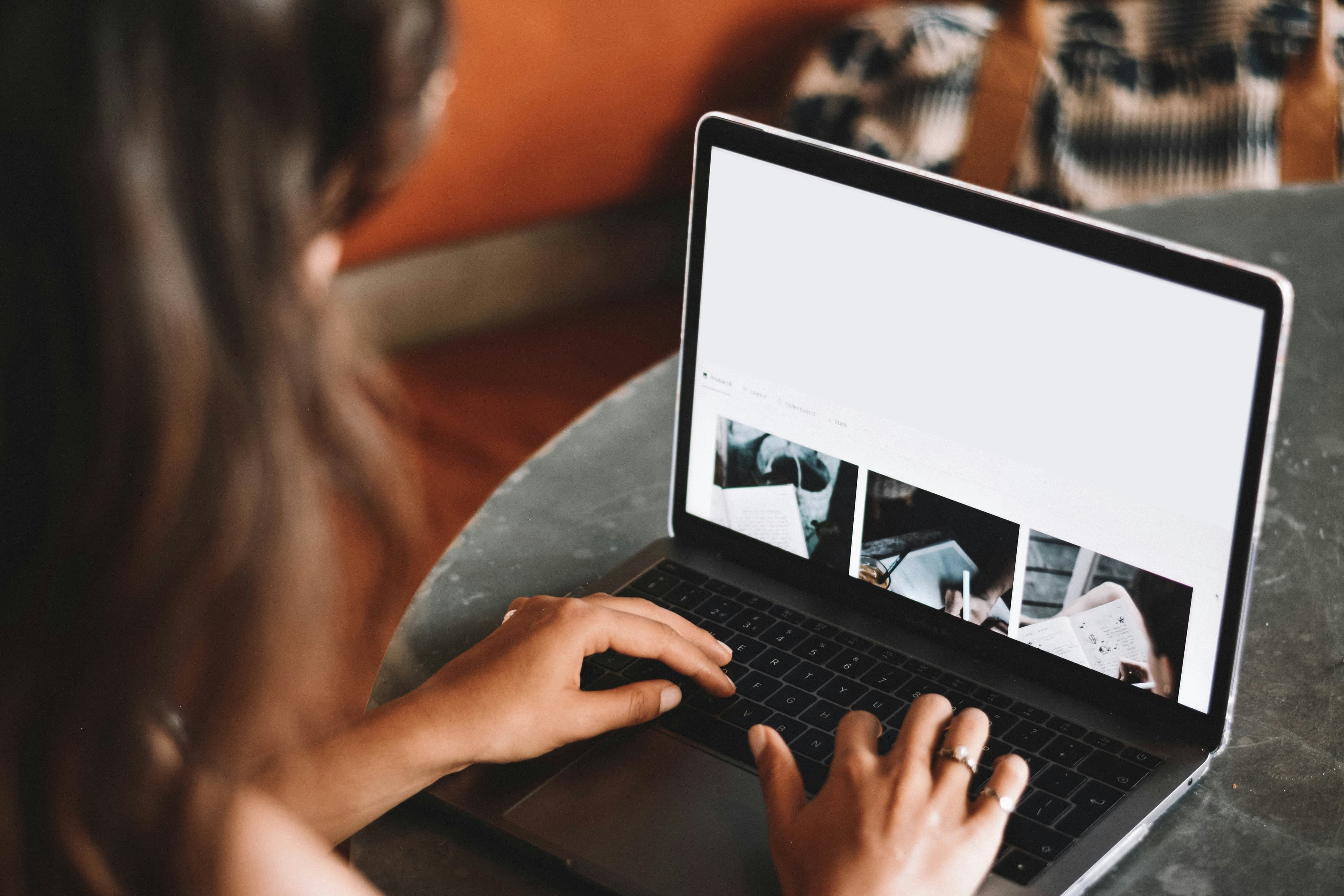 Фрилансер-цифровой кочевник работает с ноутбуком MacBook за границей