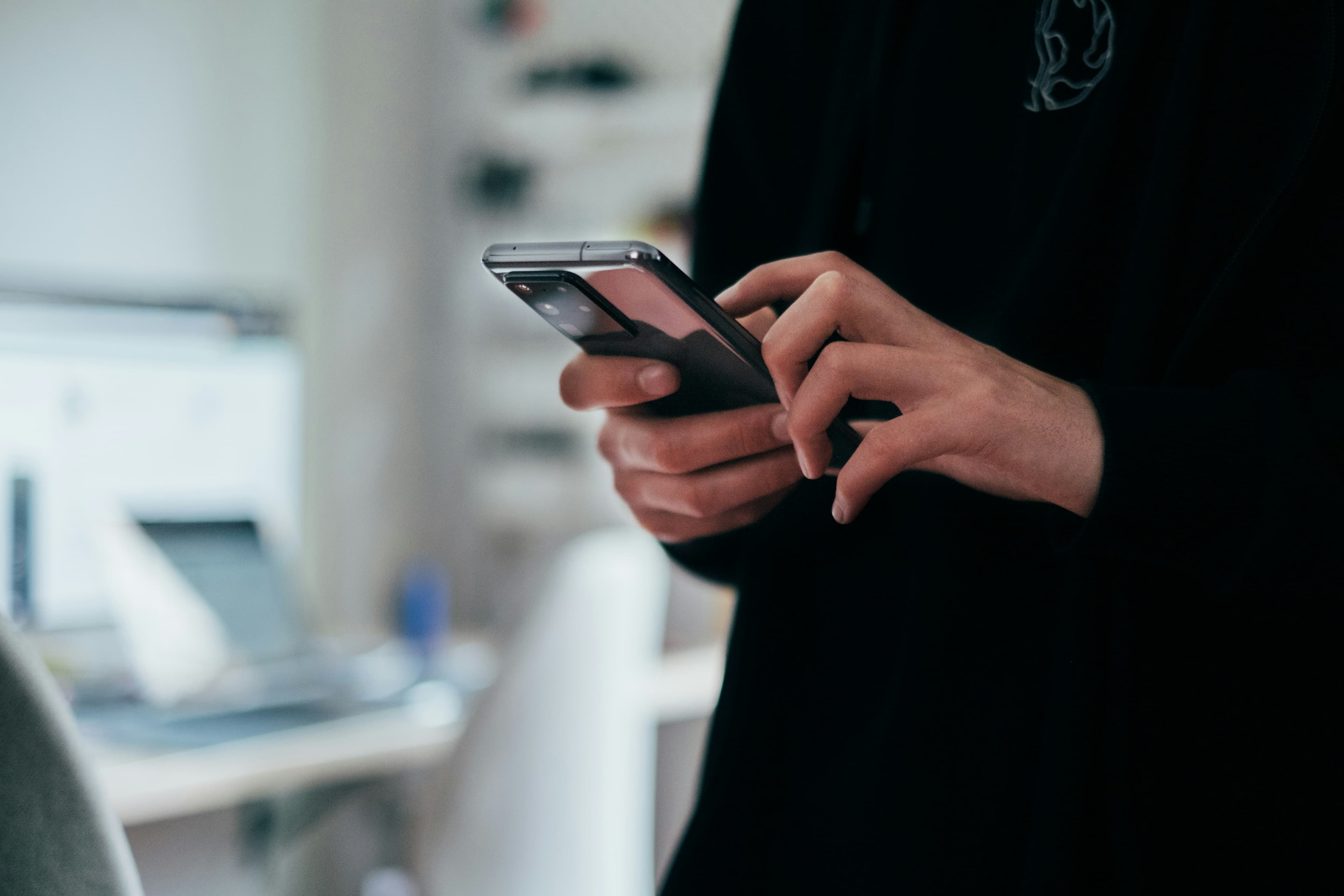 Человек держит смартфон на базе Android