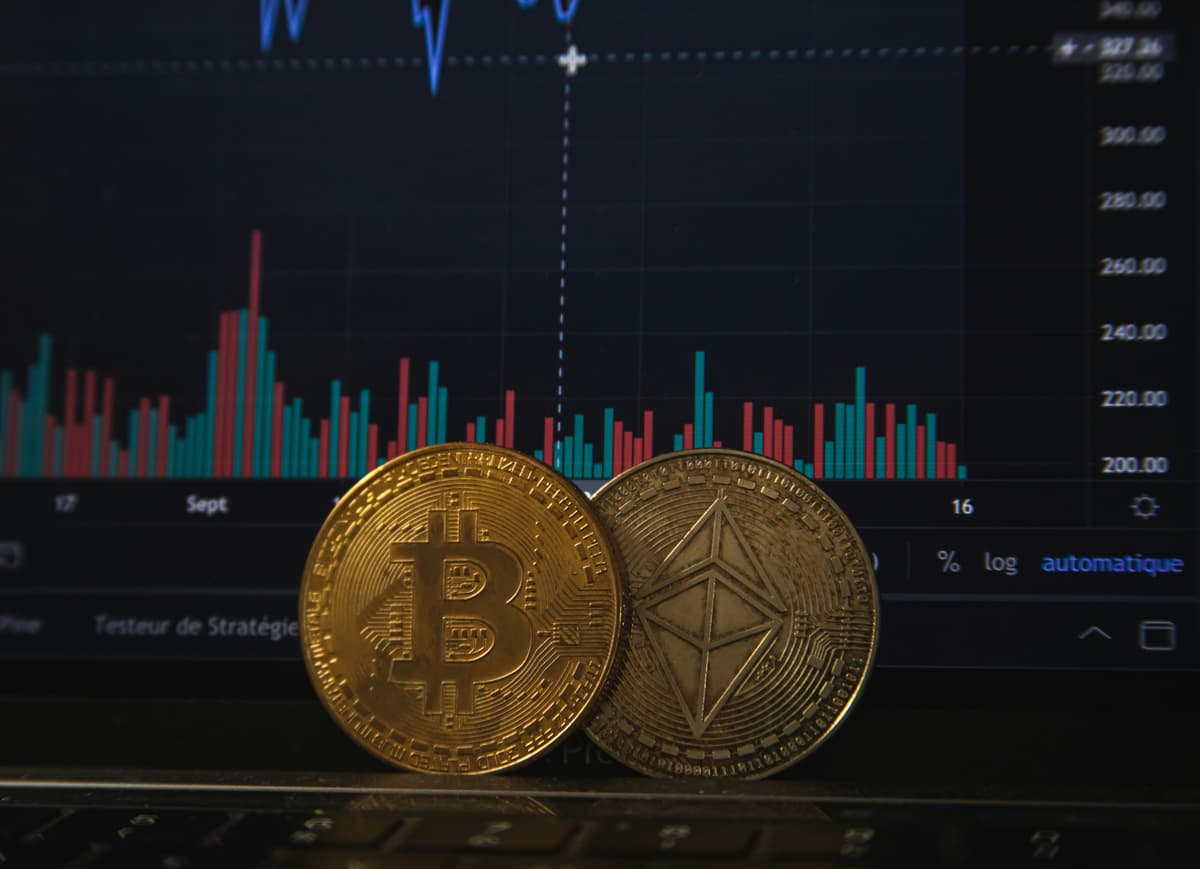 Монеты биткоина и эфириума на ноутбуке
