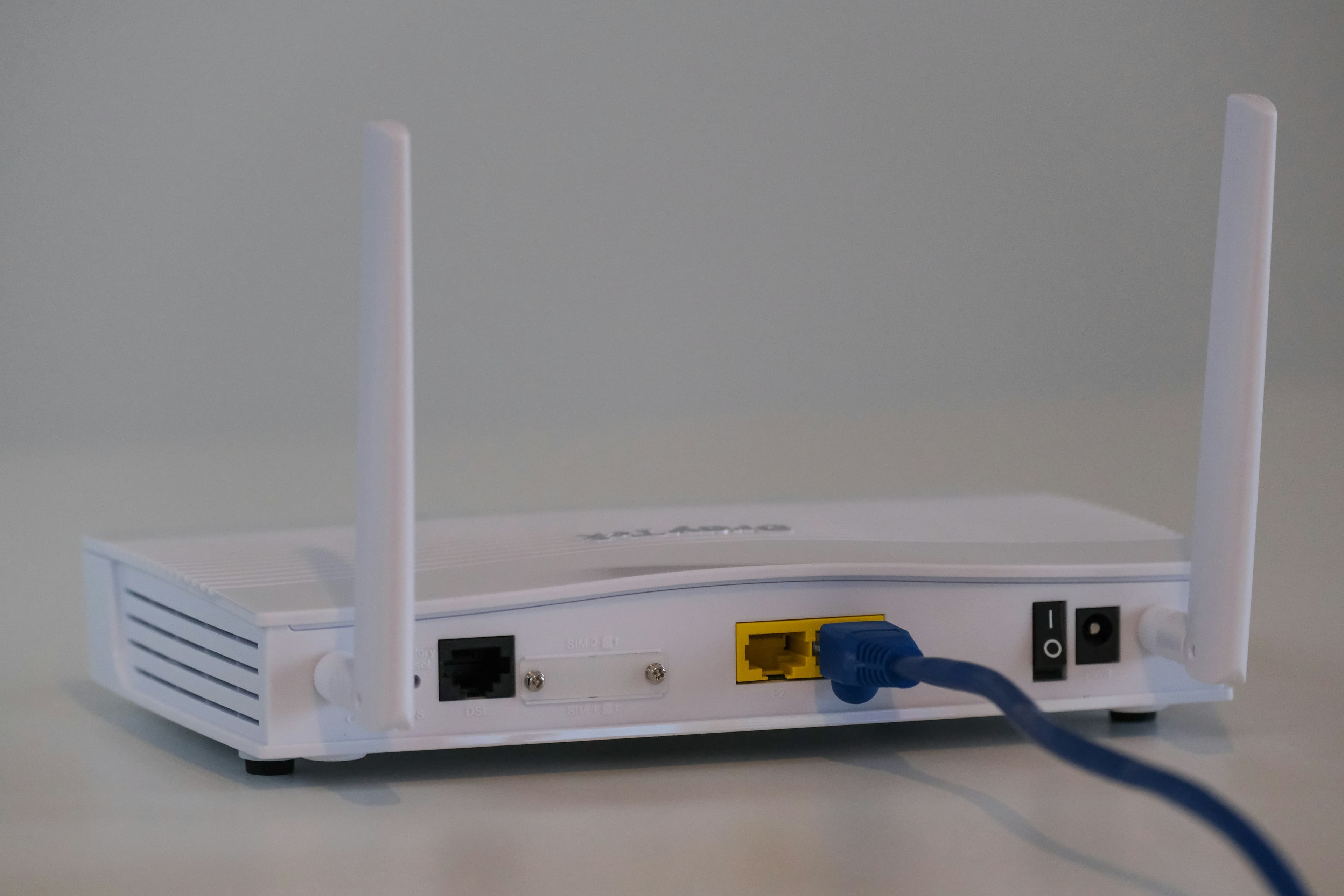 Белый Wi-Fi роутер на столе