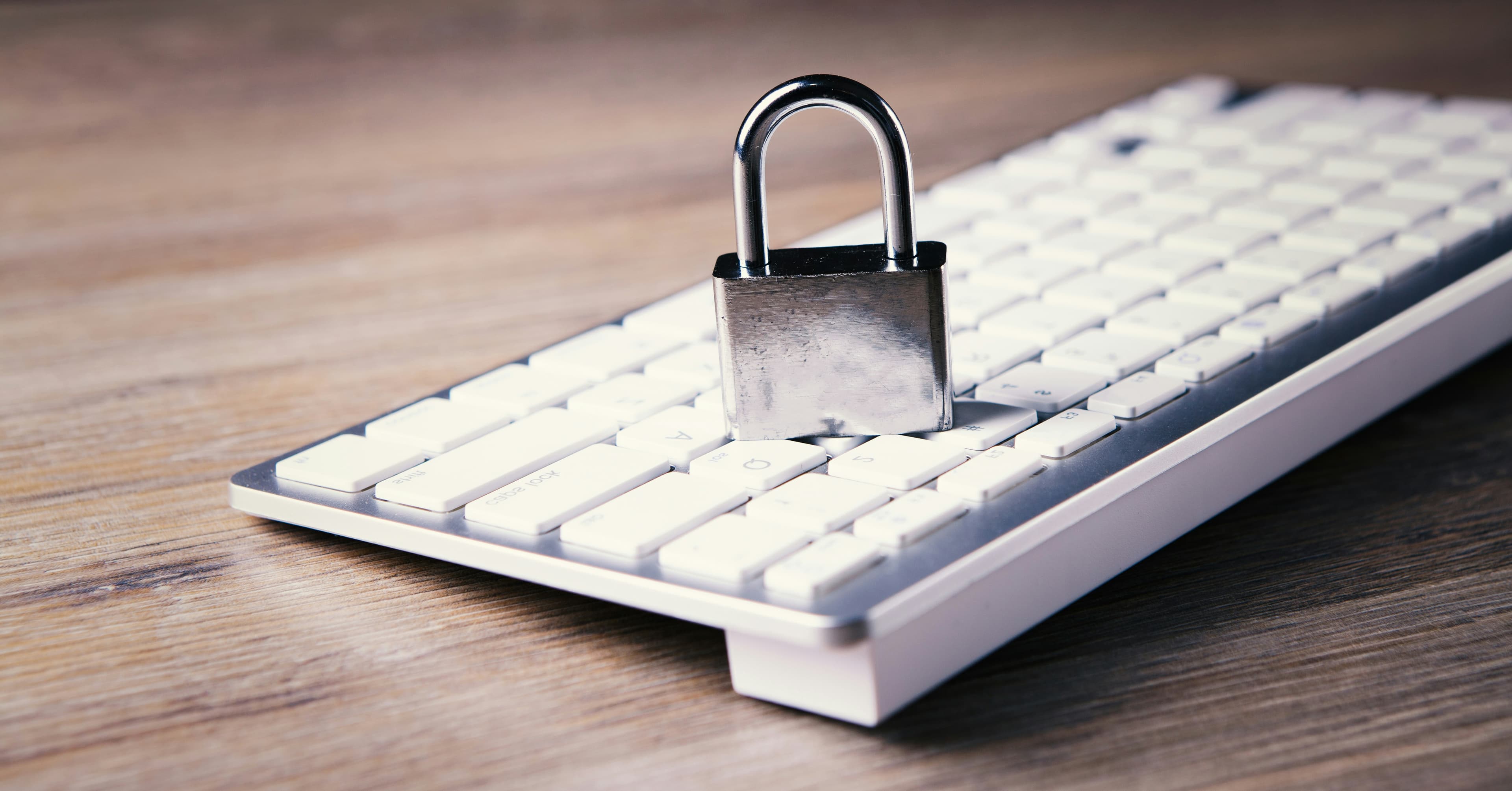 Навесной замок на клавиатуре компьютера — символ шифрования VPN-трафика алгоритмами AES-256 и ChaCha20