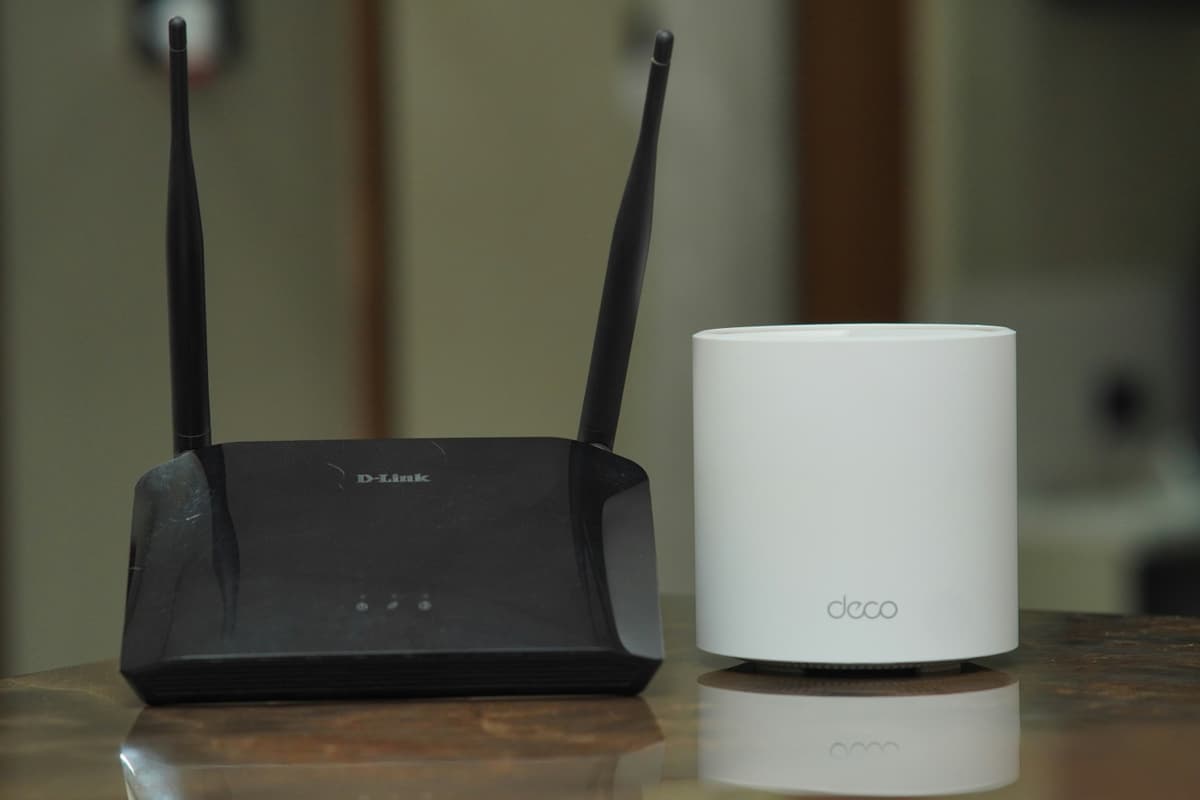 Несколько Wi-Fi роутеров на столе для настройки сети