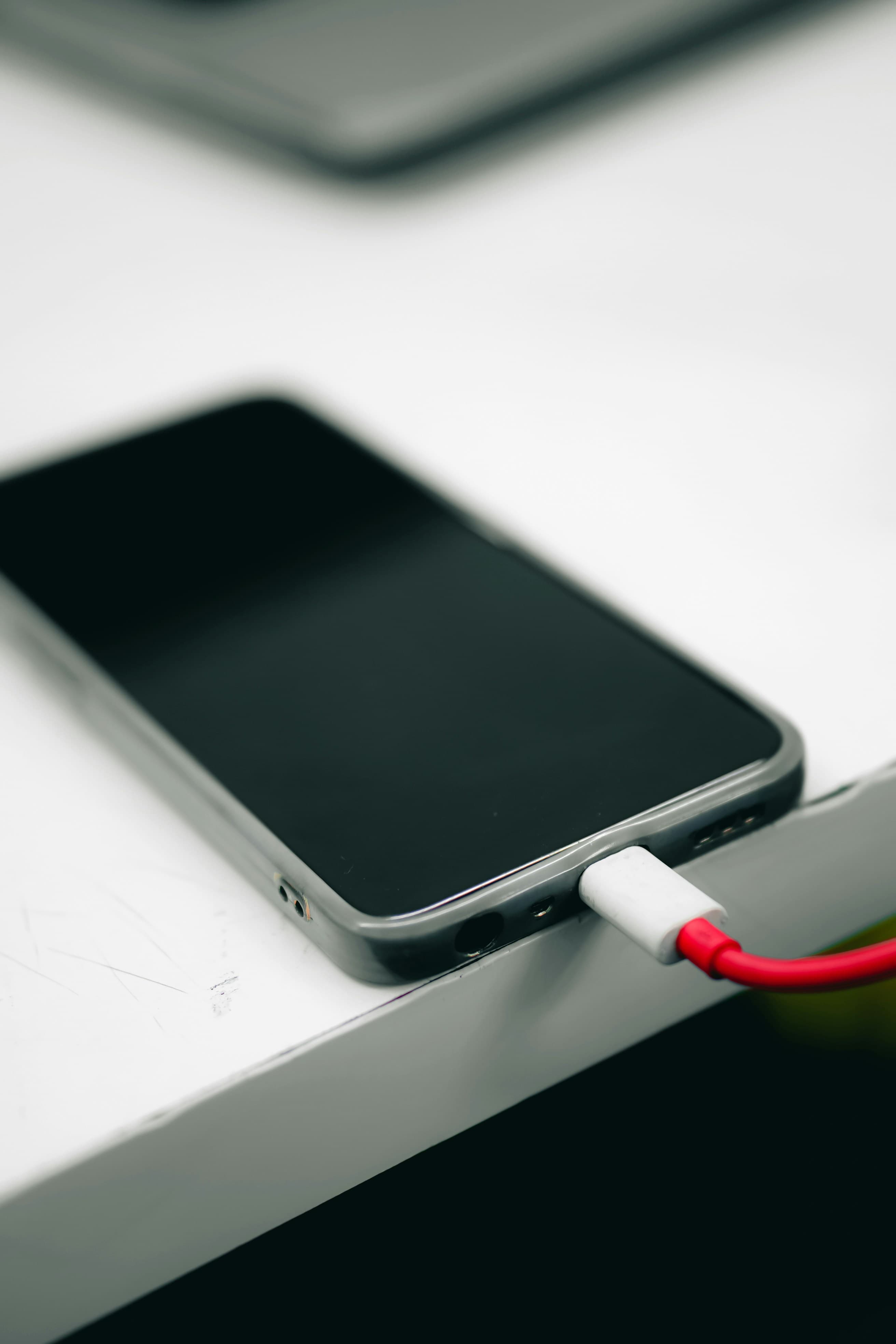 Телефон заряжается через USB-кабель