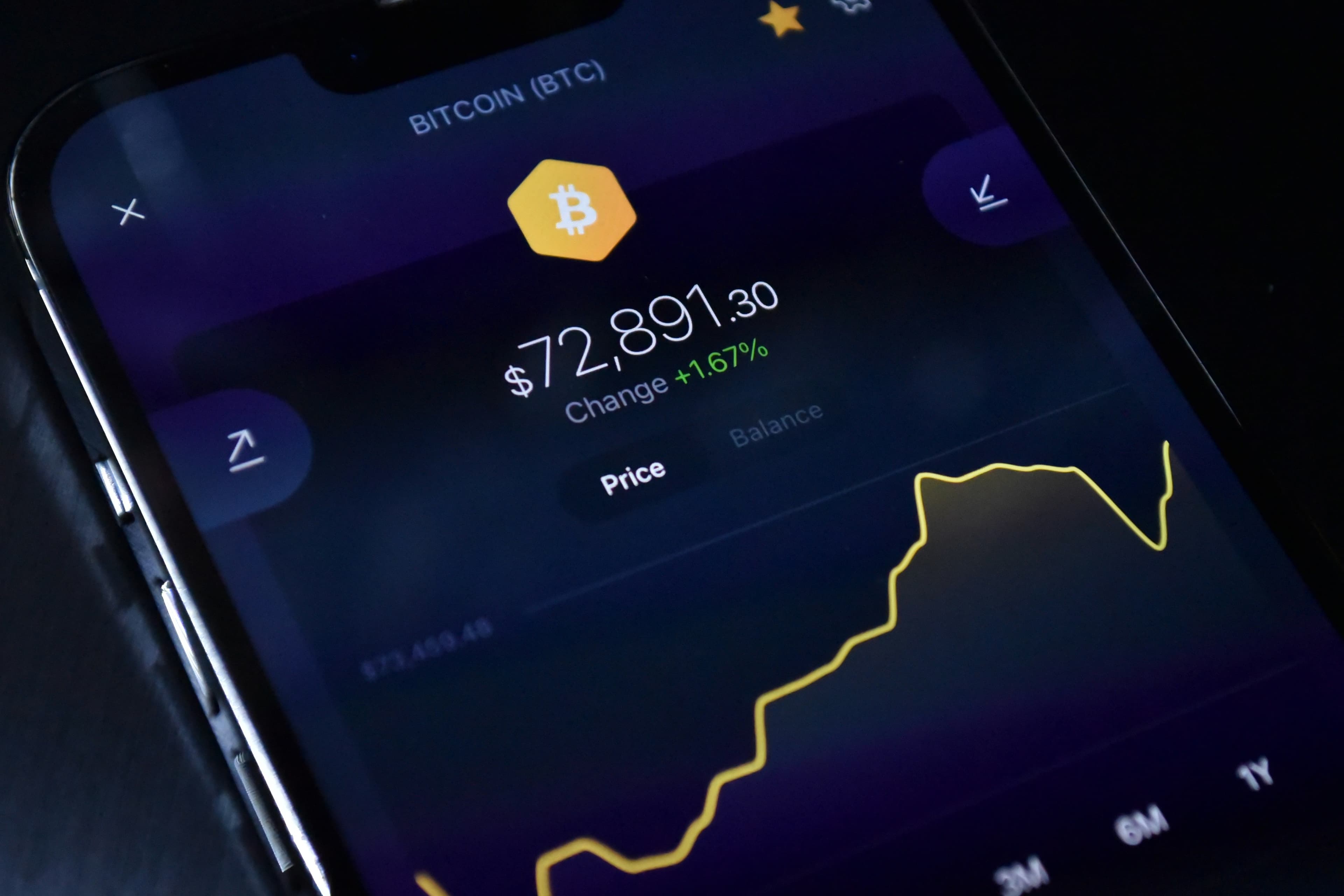 Изображение биткоина на экране смартфона — оплата криптовалютой