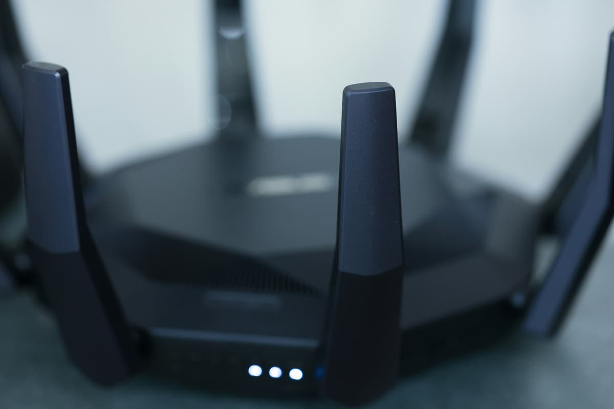 Крупный план беспроводного Wi-Fi роутера с антеннами
