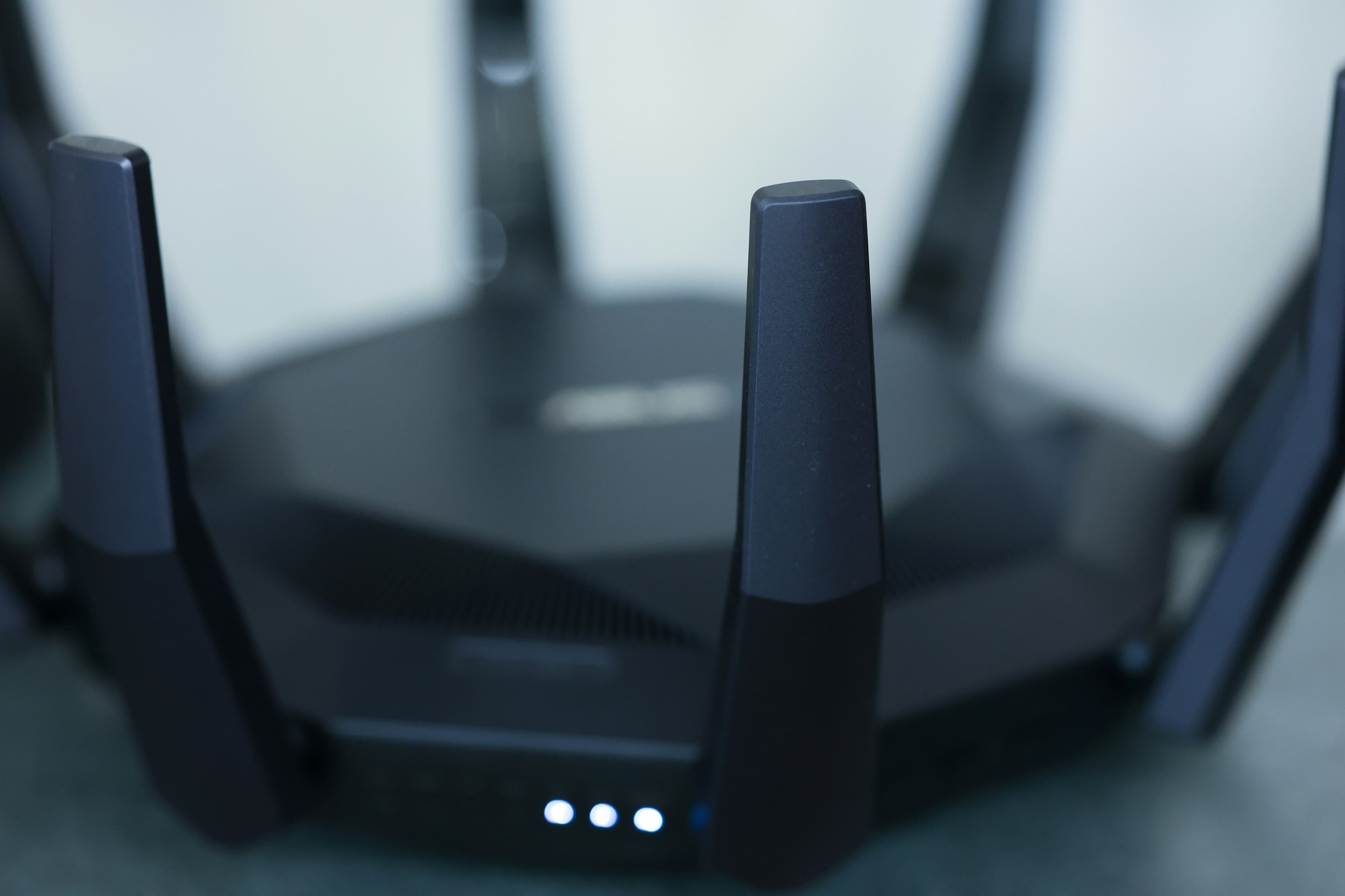 Крупный план беспроводного Wi-Fi роутера с антеннами