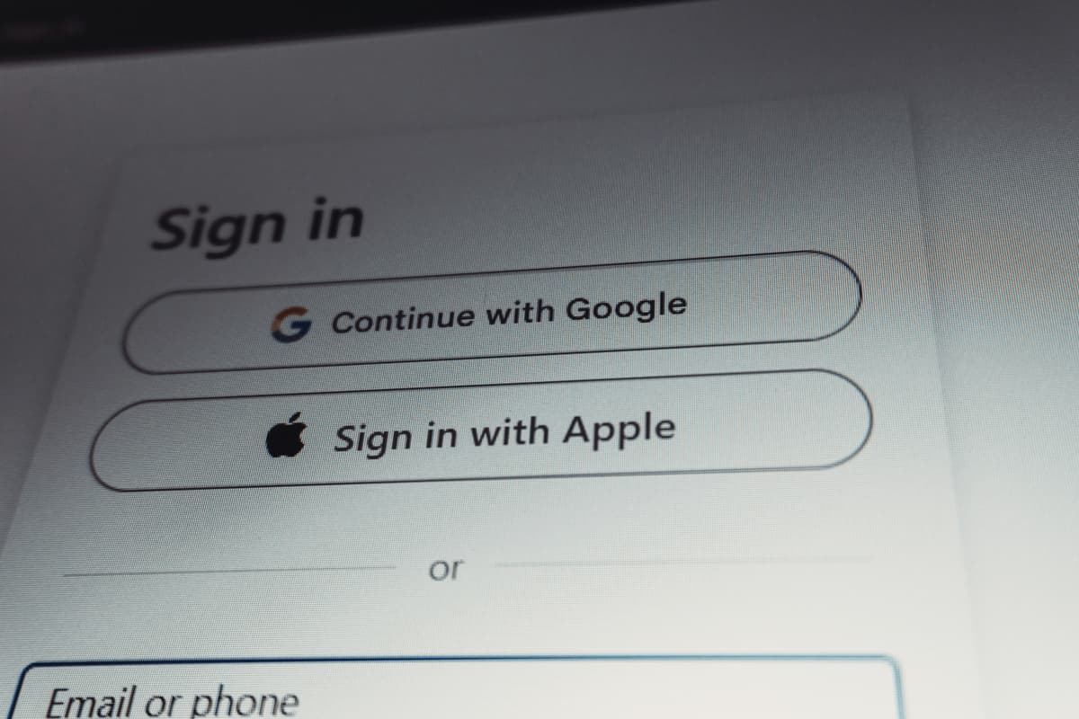 Экран входа в аккаунт с кнопками «Continue with Google» и «Sign in with Apple» — сервисы, поддерживающие вход по passkeys