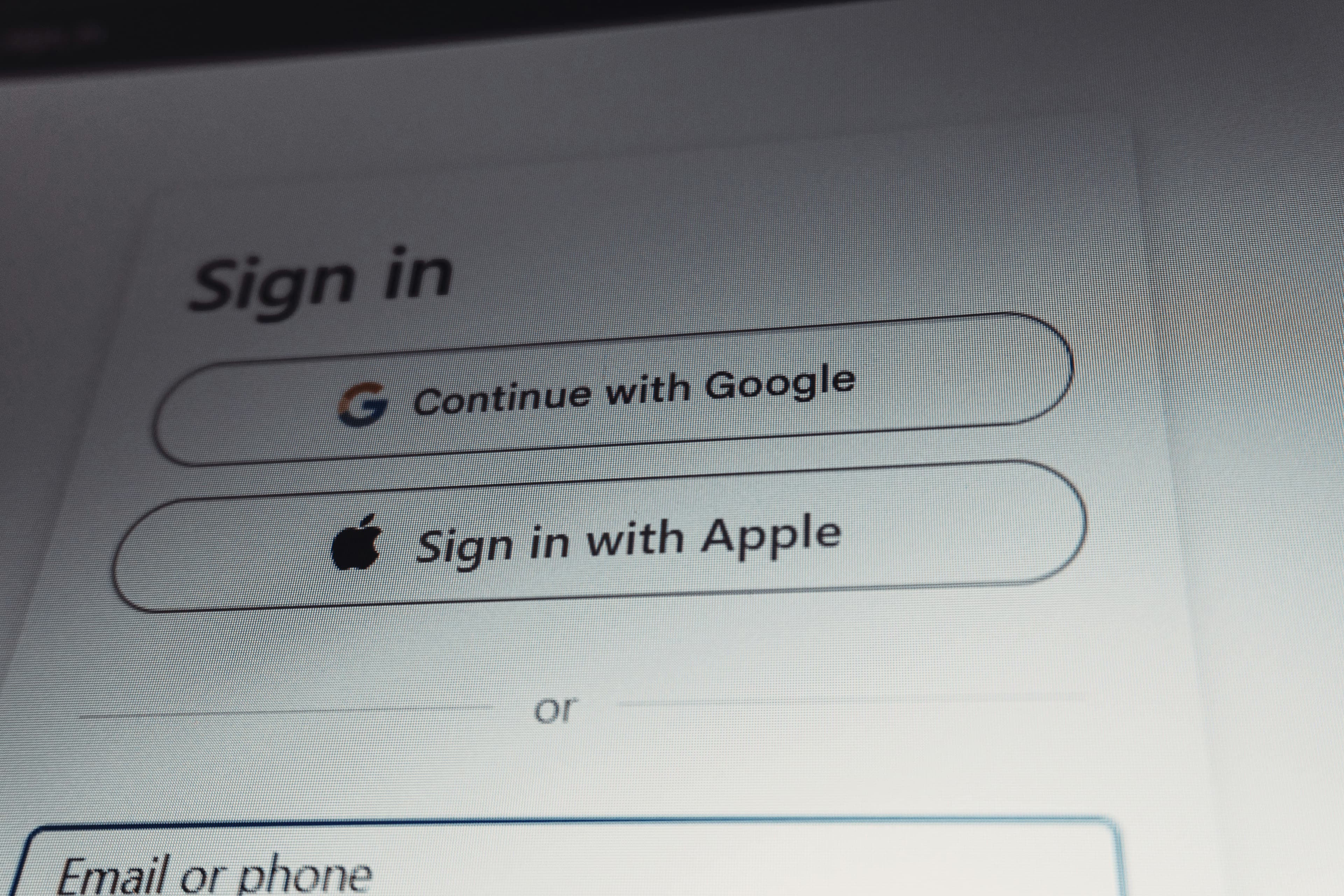 Экран входа в аккаунт с кнопками «Continue with Google» и «Sign in with Apple» — сервисы, поддерживающие вход по passkeys