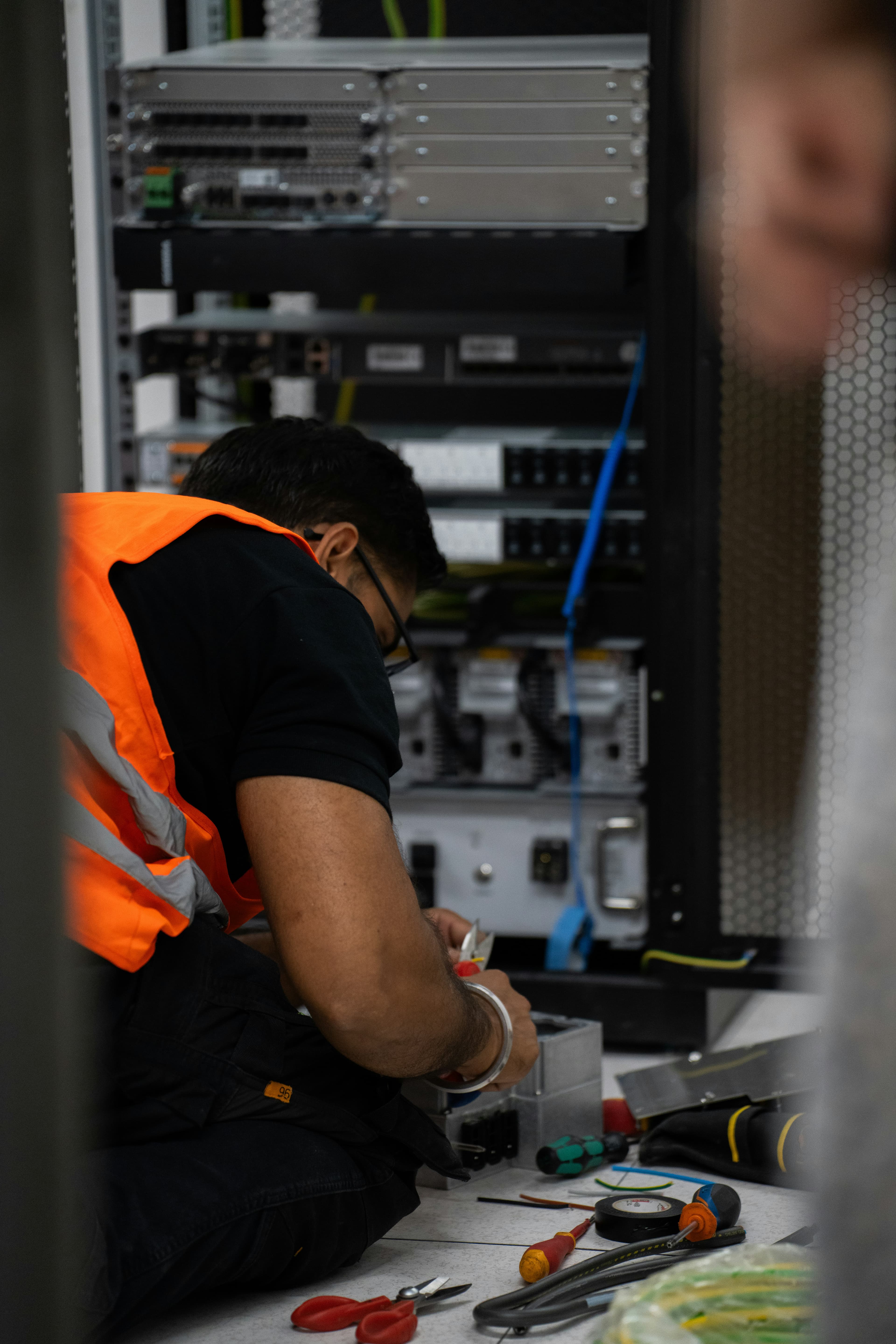 Техник обслуживает серверное оборудование в дата-центре